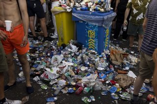 Les participants à la Street Parade ont laissé des tonnes de déchets derrière eux samedi à Zurich.